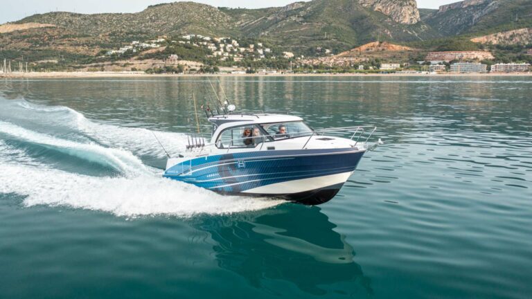 Beneteau Antares 8 on the water