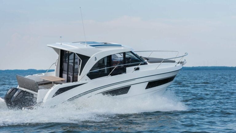 Beneteau Antares 9 on the water