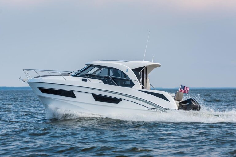 Beneteau Antares 9 on the water