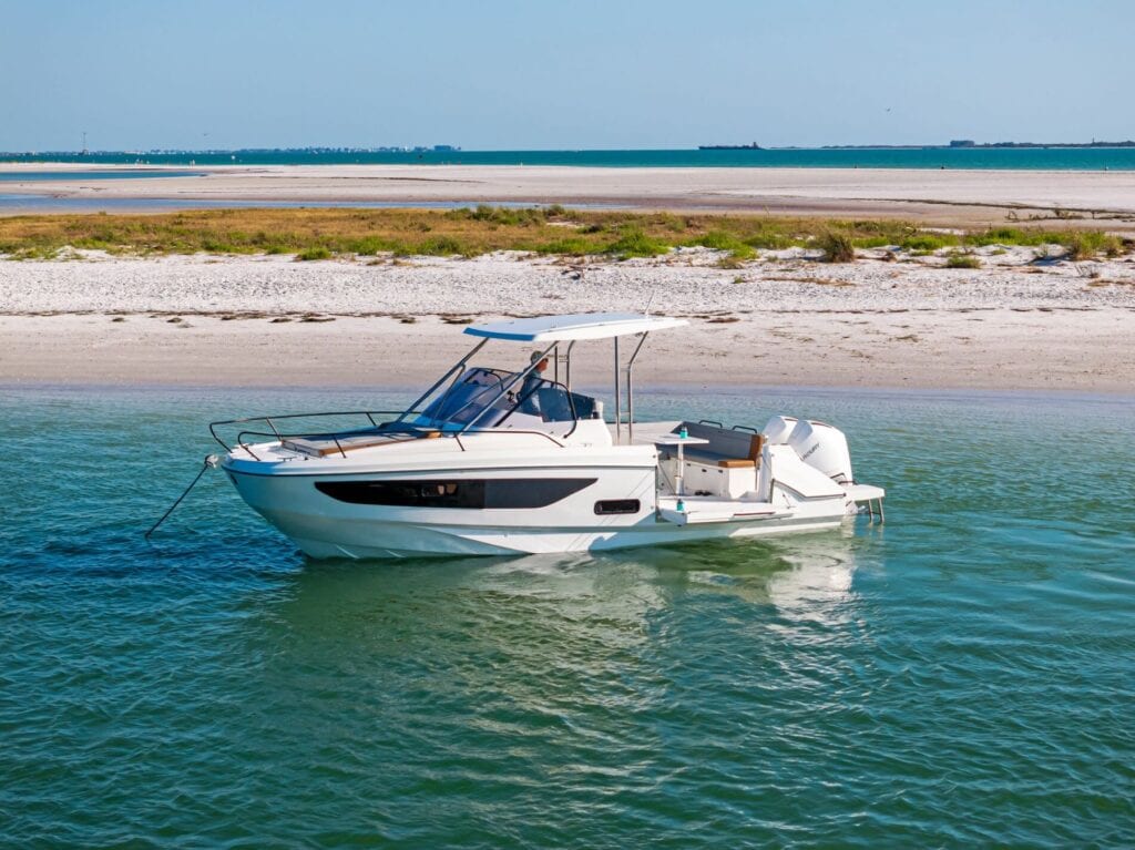 Beneteau Flyer 9 anchored at beach